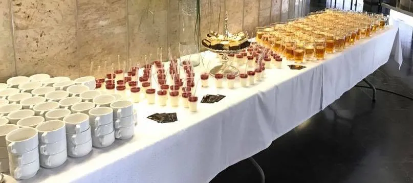 Bufet kawowy z przekąskami przygotowany na spotkanie
