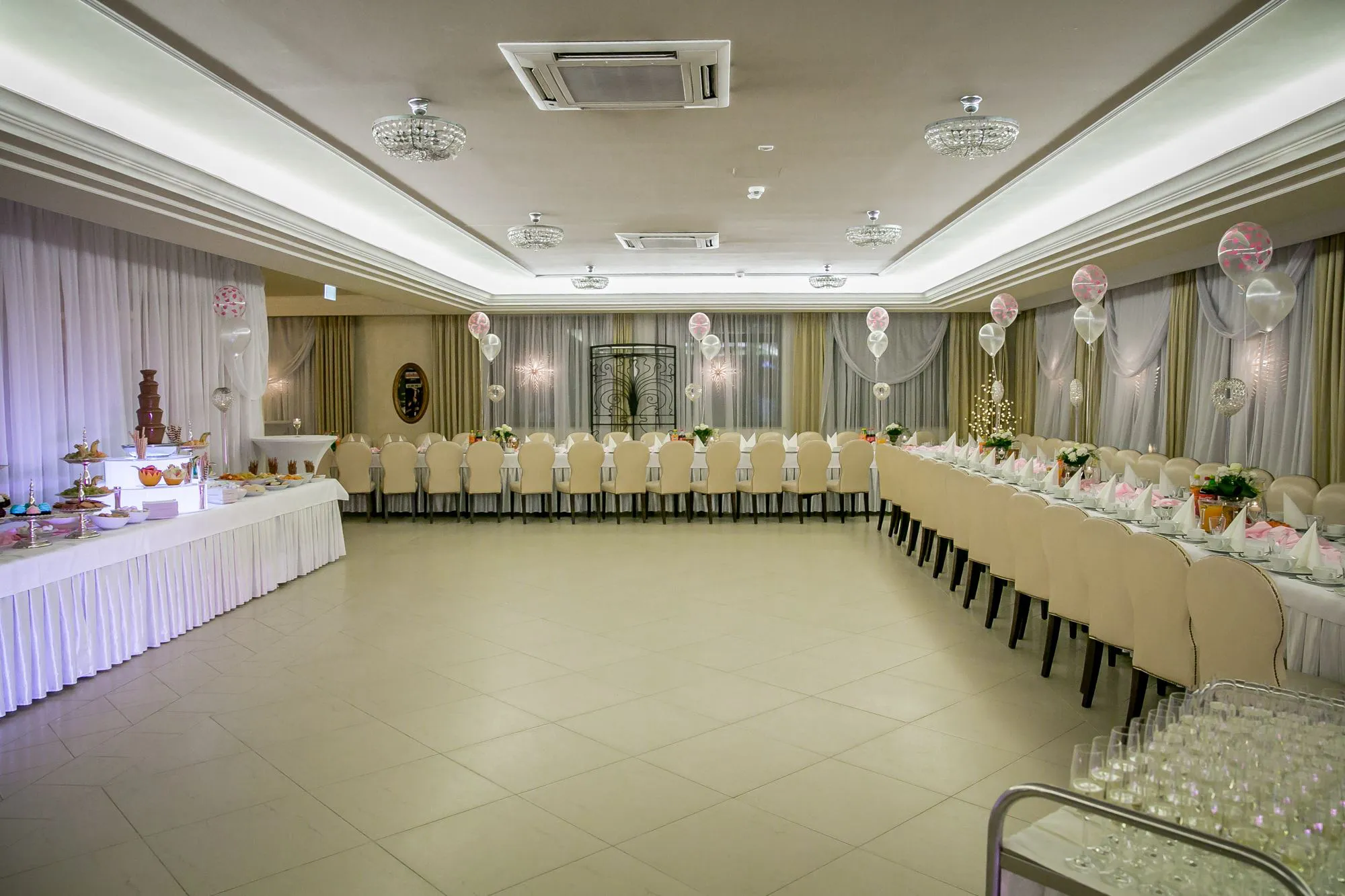 Elegancka sala Restauracji K2 przygotowana na przyjęcie